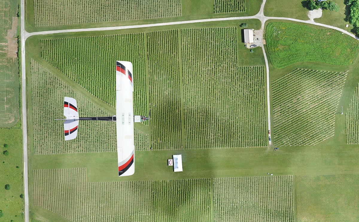Drone voando fazenda - Drones na viticultura - 